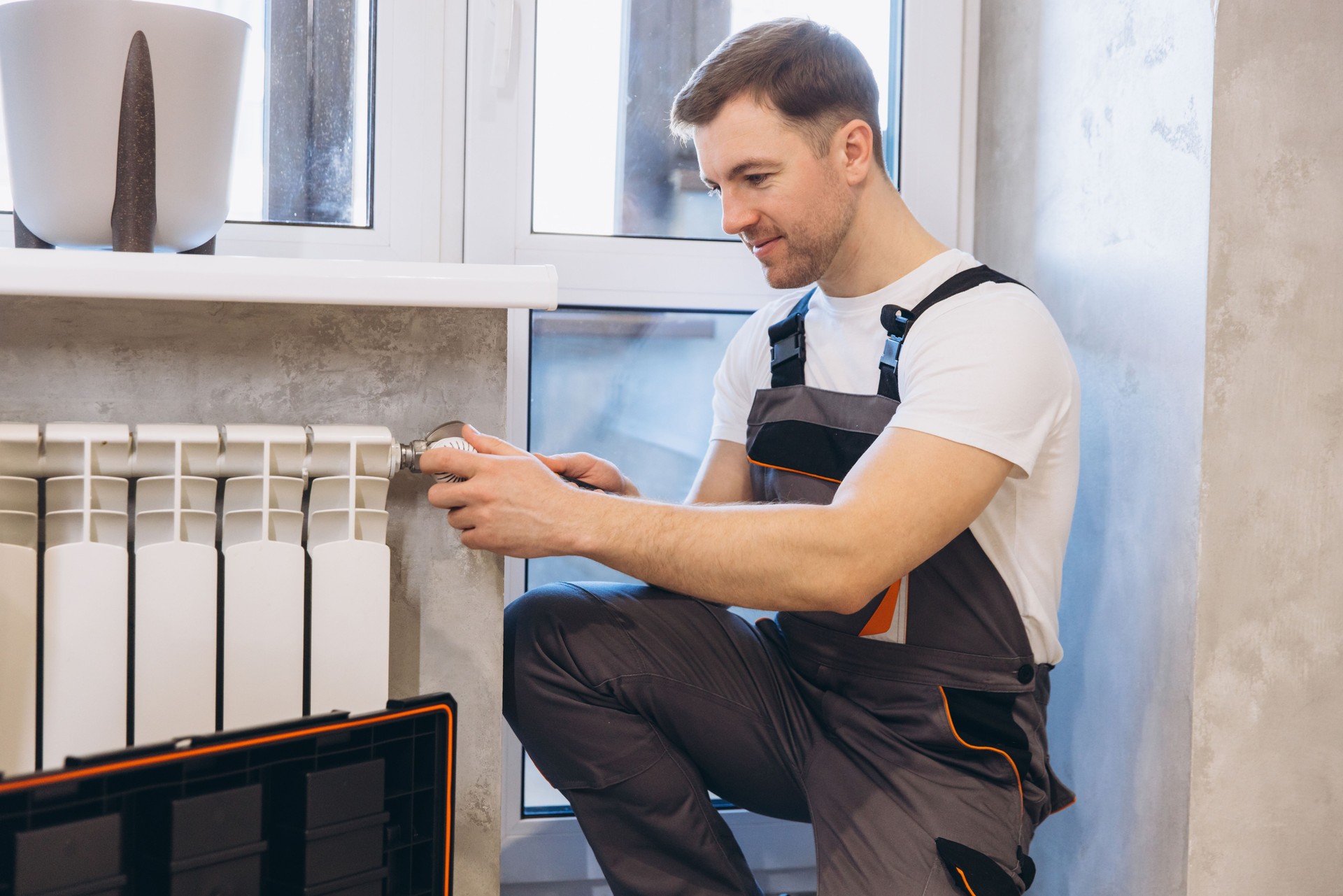 Klempner, der Heizkörper in einer Wohnung oder einem Haus installiert oder repariert