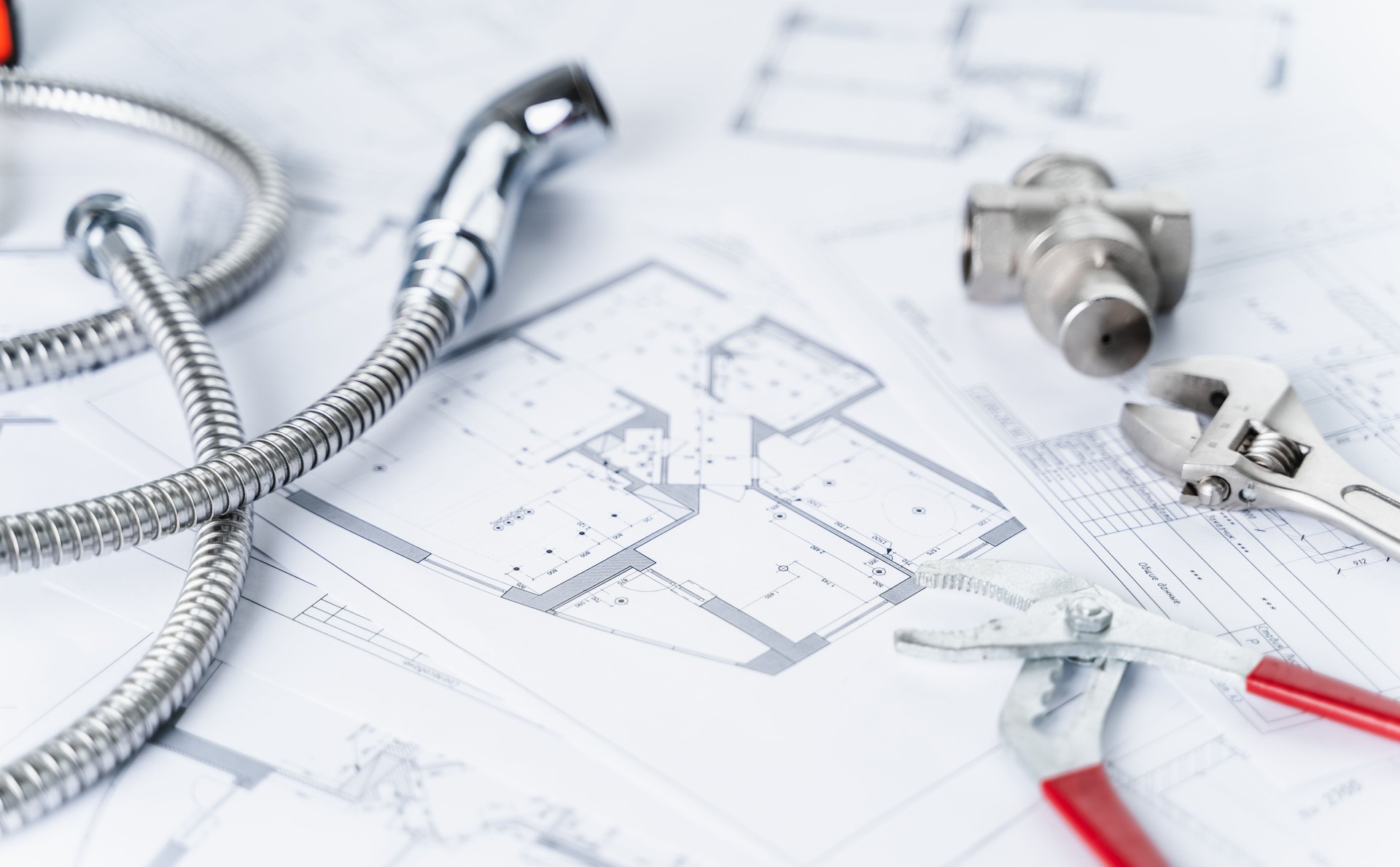 Sanitärprojekt im Haus. Zeichnung, Diagramme, Plan der Wasserversorgung der Wohnung, Gebäude. Mannreparateur, der Reparaturen zu Hause durchführt. Geräte, Zubehör, Schlauch, Wasserhahn, verstellbarer Schraubenschlüssel, Druckminderer, Maßband